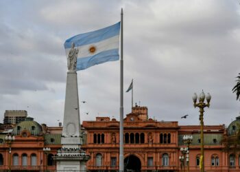 Enquanto o Brasil tem o salário mínimo de R$ 1.621, a Argentina tem o menor da América Latina