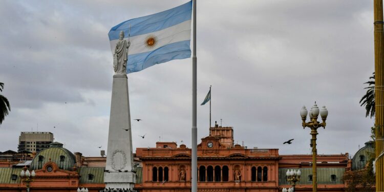 Enquanto o Brasil tem o salário mínimo de R$ 1.621, a Argentina tem o menor da América Latina