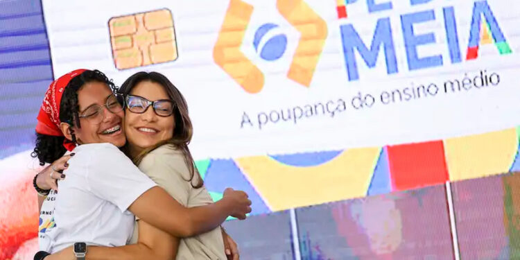 Quem nasceu em setembro e outubro recebe R$ 200 nesta sexta-feira (3) pelo Pé-de-Meia