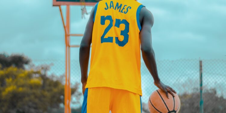 Enquanto ganhava R$ 268 milhões no Lakers, novo salário de LeBron James no 76ers parece piada