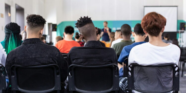 Bolsa de Apoio Estudantil paga até R$ 700 a diversos alunos