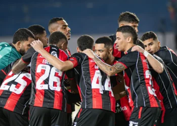 Vitória e São Paulo encaminham a contratação de dois zagueiros