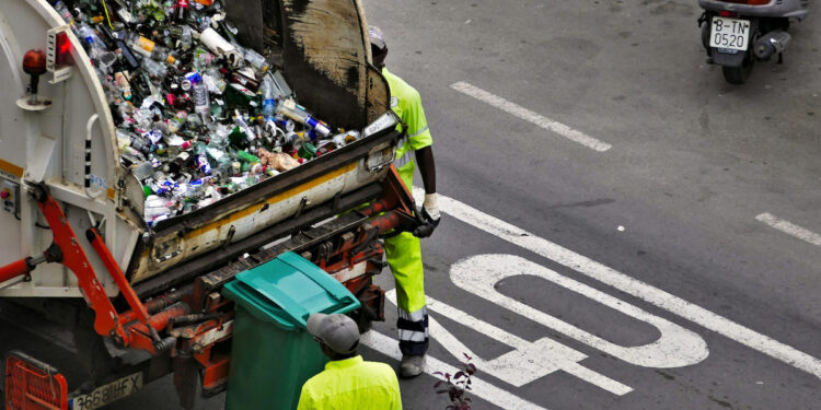 Nova taxa do lixo na conta de água começa a valer em 2027 para moradores de sete cidades brasileiras