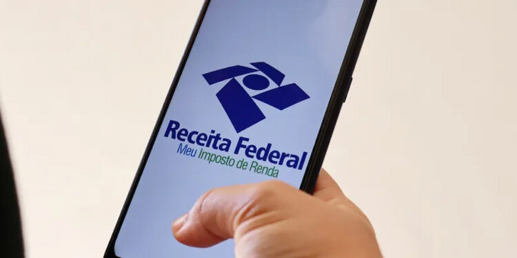 Receita Federal já distribuiu R$ 1,24 bilhão, e brasileiros podem verificar se foram pagos