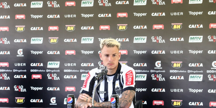 Flamengo negocia com atacante de Copa do Mundo; Corinthians contata Róger Guedes de novo