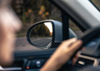 “Lei do retrovisor” já está valendo e gera multa de R$ 195