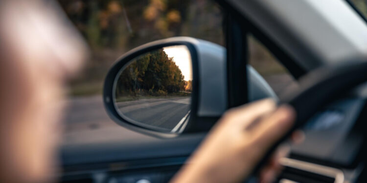 “Lei do retrovisor” já está valendo e gera multa de R$ 195