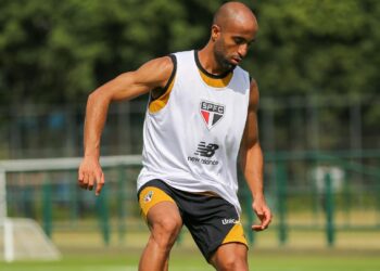 A mansão de R$ 16 milhões de Lucas Moura, com 4 suítes, cinema, spa, academia e muito mais, foi colocada à venda