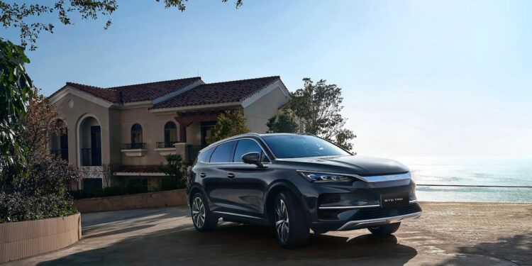 Substituto do antigo BYD Tan é lançado com 850 km de autonomia e carregamento em até 5 minutos