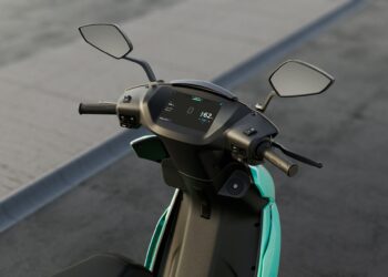 Nova moto elétrica é lançada por menos de R$ 5 mil e sempre tem uma bateria carregada à disposição