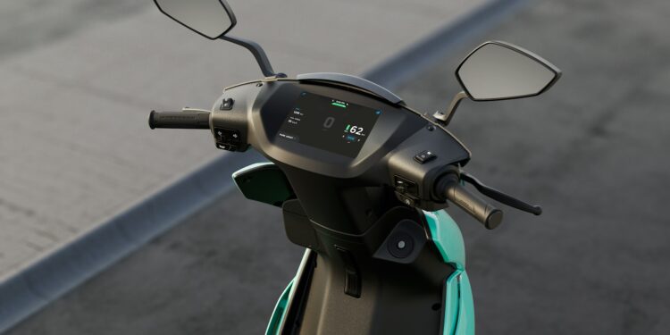 Nova moto elétrica é lançada por menos de R$ 5 mil e sempre tem uma bateria carregada à disposição