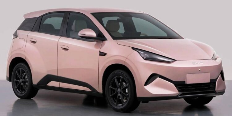 Substituto do BYD Dolphin vira febre global com 510 km de autonomia, mas brasileiros têm notícia ruim