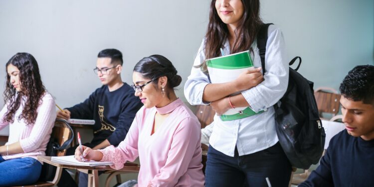Auxílio universitário de R$ 700 está sendo pago para moradores desta cidade