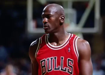 Enquanto a Ferrari de Michael Jordan deve sair por US$ 1,3 milhão, sua camisa lendária vai custar muito mais