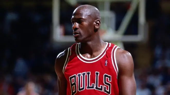 Enquanto a Ferrari de Michael Jordan deve sair por US$ 1,3 milhão, sua camisa lendária vai custar muito mais