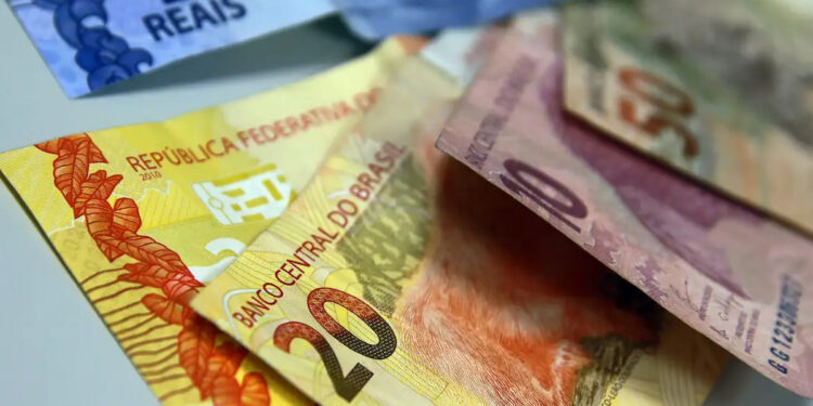 Benefício de até R$ 1.621 chega para brasileiros em 17 de agosto