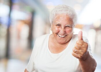 Idosos 65+ que trabalham por conta própria podem receber benefício mensal de R$ 1.621