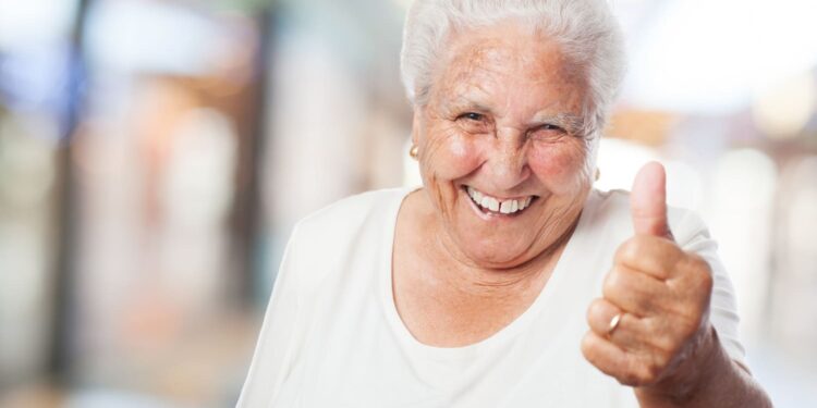 Idosos 65+ que trabalham por conta própria podem receber benefício mensal de R$ 1.621