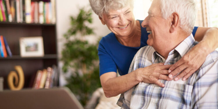 Idosos com 60 anos ou mais têm direito a benefícios que vão muito além da aposentadoria