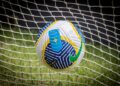 Jogadores de clube tradicional do futebol brasileiro são agredidos por torcedores com cadeira e bebedouro