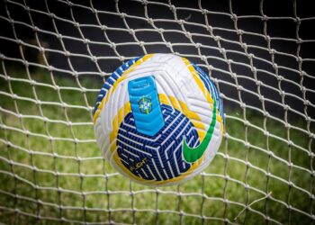 Jogadores de clube tradicional do futebol brasileiro são agredidos por torcedores com cadeira e bebedouro