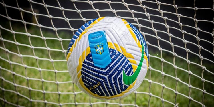 Jogadores de clube tradicional do futebol brasileiro são agredidos por torcedores com cadeira e bebedouro
