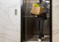 Poucas pessoas sabem o que deve ser feito quando um elevador trava