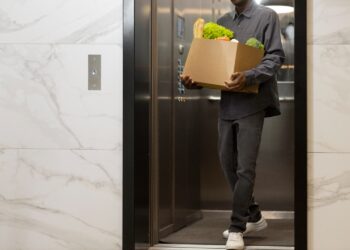 Poucas pessoas sabem o que deve ser feito quando um elevador trava