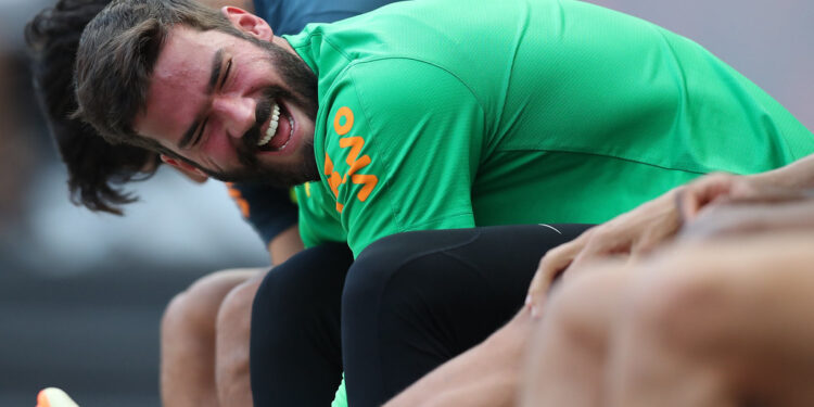 Enquanto Alisson ganha R$ 4,4 milhões por mês, seu sucessor na Seleção Brasileira recebe apenas R$ 300 mil mensais