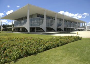 Festa confirmada com novo salário mínimo de R$ 1.741,00 no Brasil