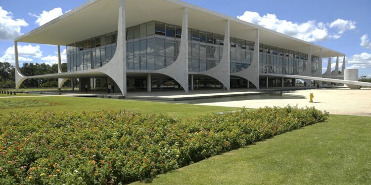 Festa confirmada com novo salário mínimo de R$ 1.741,00 no Brasil