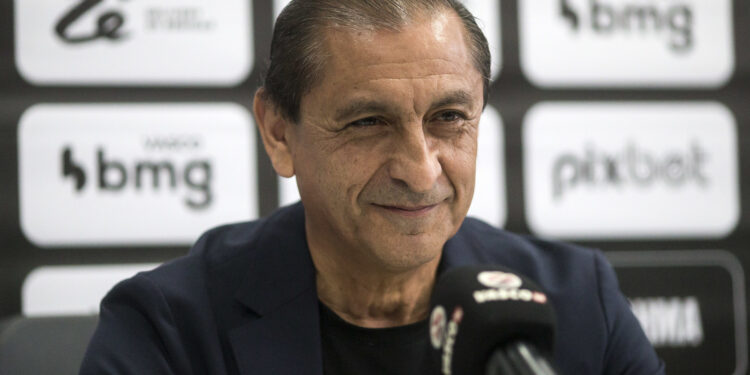 Vazou possível salário de Ramón Díaz em caso de volta ao Corinthians