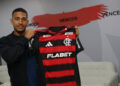 Enquanto Samuel Lino ganha R$ 2,3 milhões por mês no Flamengo, vice-artilheiro do Brasileirão ganha muito menos