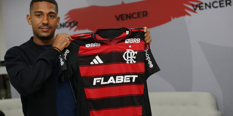 Enquanto Samuel Lino ganha R$ 2,3 milhões por mês no Flamengo, vice-artilheiro do Brasileirão ganha muito menos