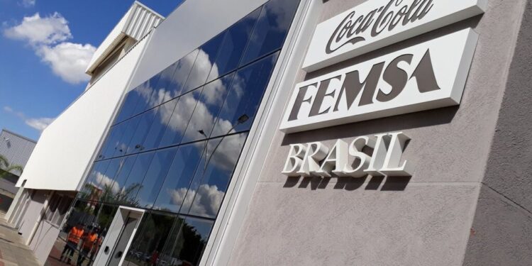 Além de investir R$ 360 milhões na maior fábrica do mundo no Brasil, Coca-Cola abre 1.000 vagas de emprego