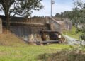 Moradores acabam de receber alerta sobre colapso de barragem e devem buscar abrigo imediatamente