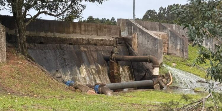 Moradores acabam de receber alerta sobre colapso de barragem e devem buscar abrigo imediatamente