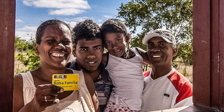Beneficiários do Bolsa Família já podem descobrir quanto vão receber a mais em outubro