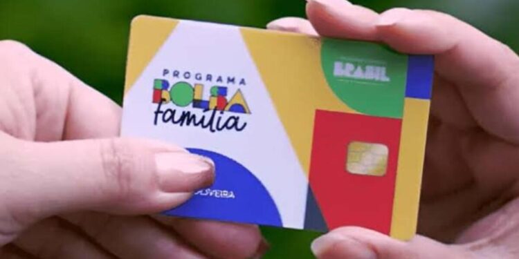 Bolsa Família pode ser sacado por outra pessoa da família? Veja como funciona