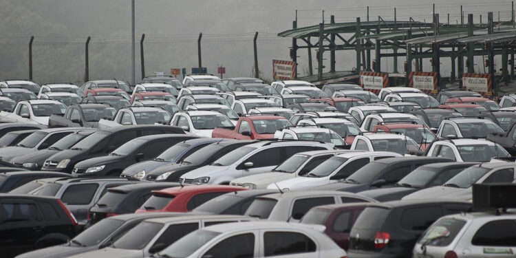 “Regra das manobras” gera multa de quase R$ 1,5 mil e 7 pontos na CNH