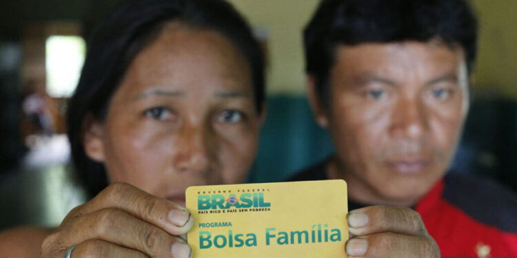 Beneficiários do Bolsa Família poderão ter mais dificuldade para pagar contas em 2027