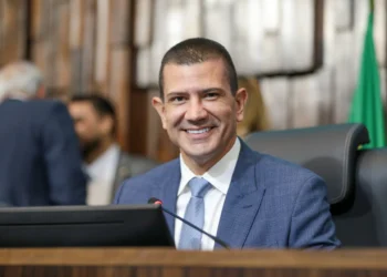 Enquanto Douglas Ruas declarou R$ 1,4 milhão em bens, valor informado por Eduardo Paes é muito menor