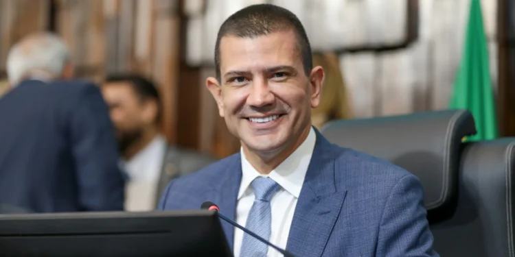 Enquanto Douglas Ruas declarou R$ 1,4 milhão em bens, valor informado por Eduardo Paes é muito menor