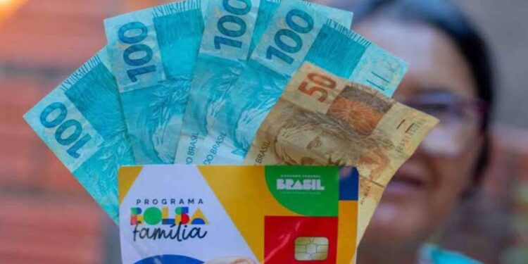 Brasileiros cadastrados no Bolsa Família podem receber novo benefício de R$ 1.621 ainda em 2026