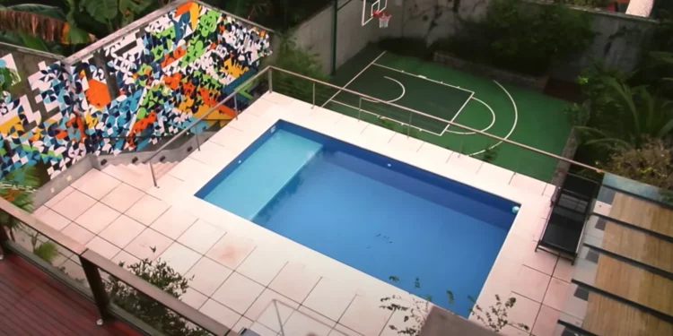 Famoso apresentador da Globo vive em mansão de R$ 20 milhões com direito a sofá de R$ 120 mil e vista para o Cristo Redentor
