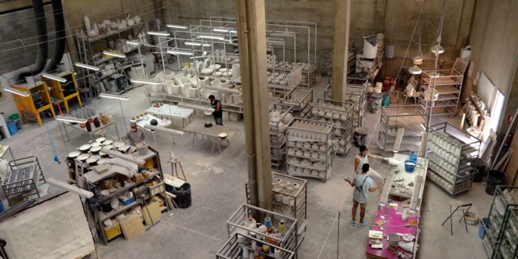 Investimento milhões reativa fábrica porcelanato