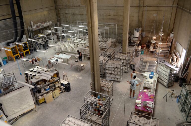 Investimento milhões reativa fábrica porcelanato