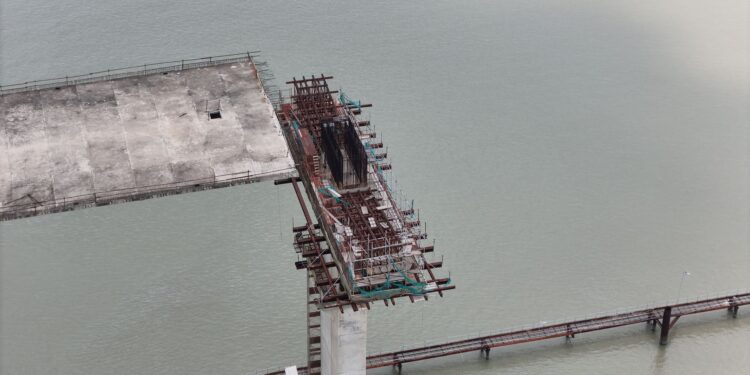 Obras iniciam demolição estrutura antiga