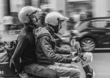 Proibido dois homens viajem moto