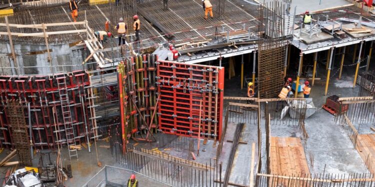 País europeu procura brasileiros para trabalhar na construção civil e salários superam R$ 8 mil